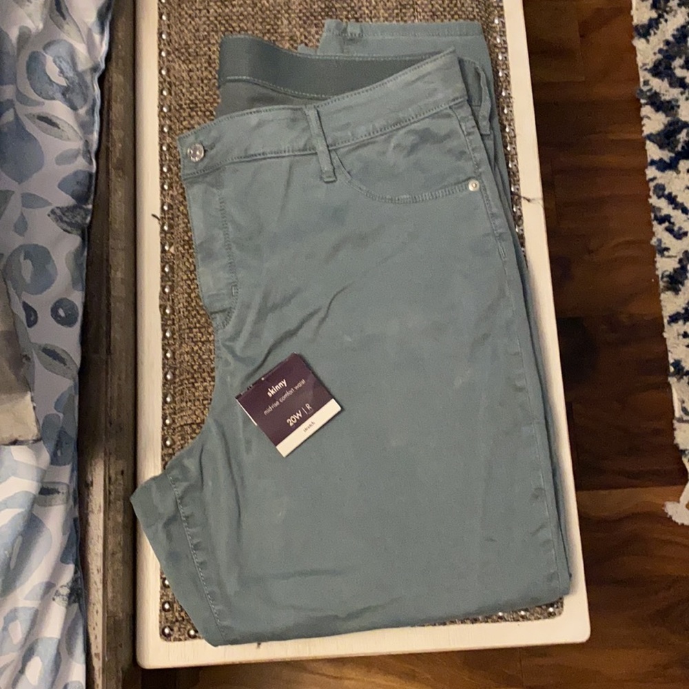 Plus size skinny pants - Picture 2 of 3